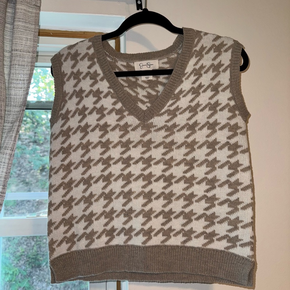 Jessica Simpson V-Neck Houndstooth Sweater Vest in Cream and Brown